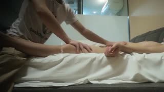 顶级泄密 极品反差眼镜妹背着男友做异性SPA